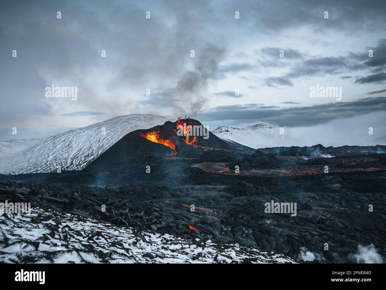 Éruption volcanique de l'Islande 2021. Le volcan Fagralsfjall est situé dans la vallée de Geldingadalir, à proximité de Grindavik et Reykjavik. Lave et magma chauds Banque D'Images