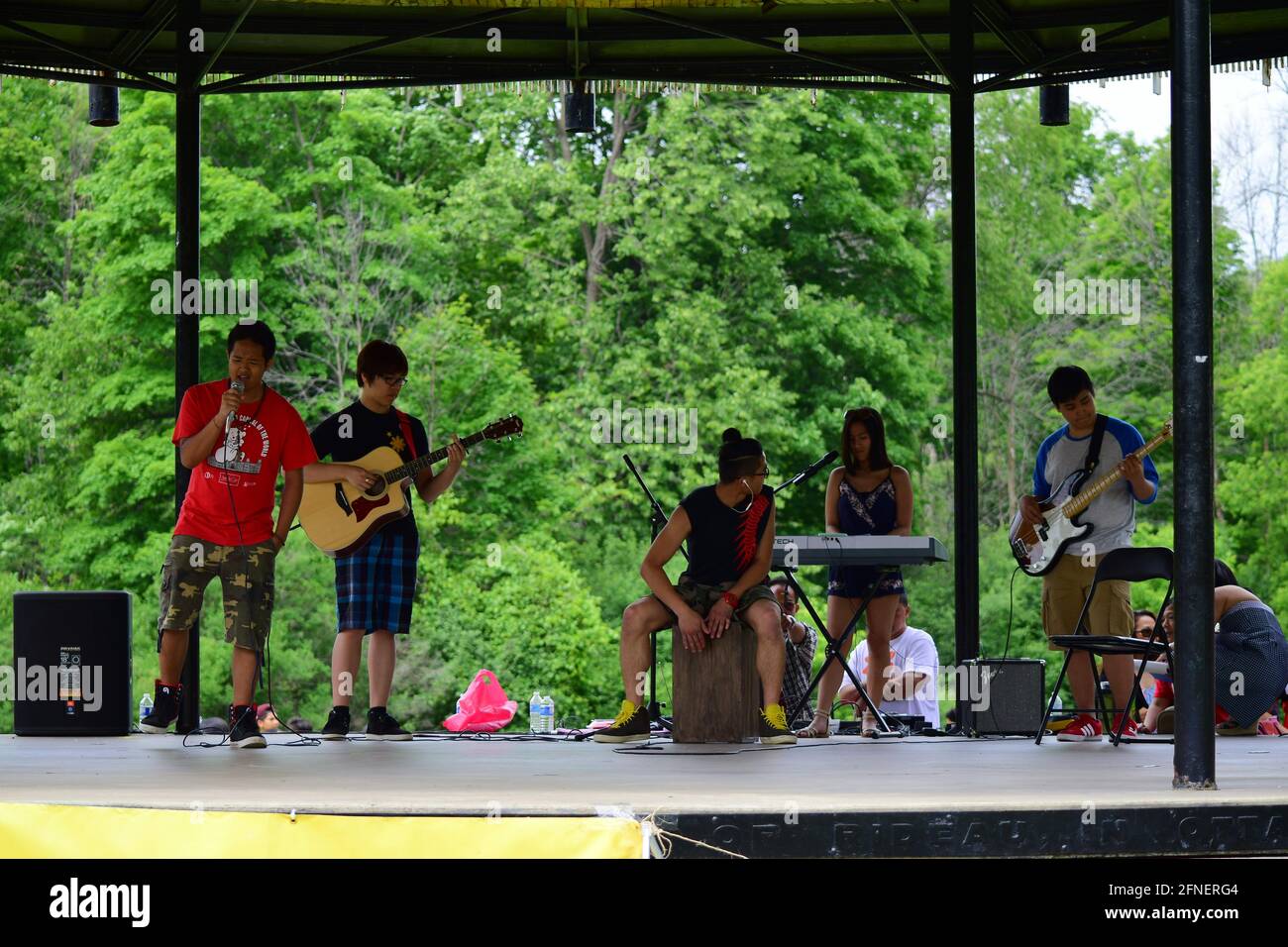 Cinq adolescents philippins jouant de la musique sur scène au Philippines Independence Day 2015, parc Vincent Massey, Ottawa (Ontario), Canada Banque D'Images