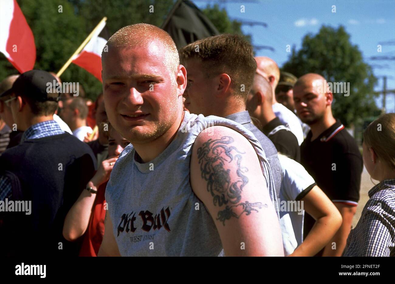 Skinheads de droite lors d'une marche de néonazis protestant contre l'exposition Wehrmacht à Hambourg-Bergedorf le 15 juillet 1999. [traduction automatique] Banque D'Images