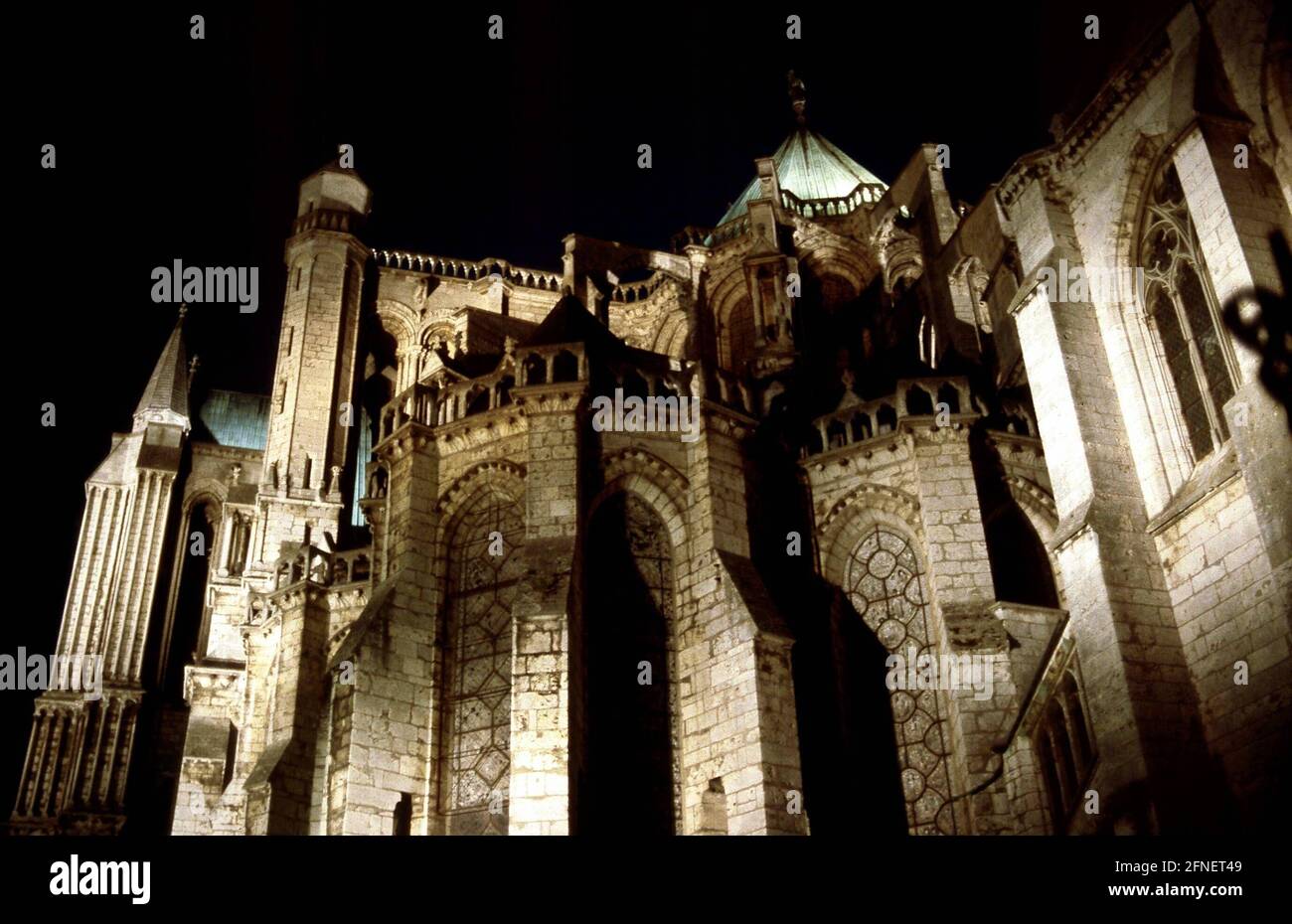 La cathédrale gothique du XIIe/XIIIe siècle à Soissons de nuit. [traduction automatique] Banque D'Images