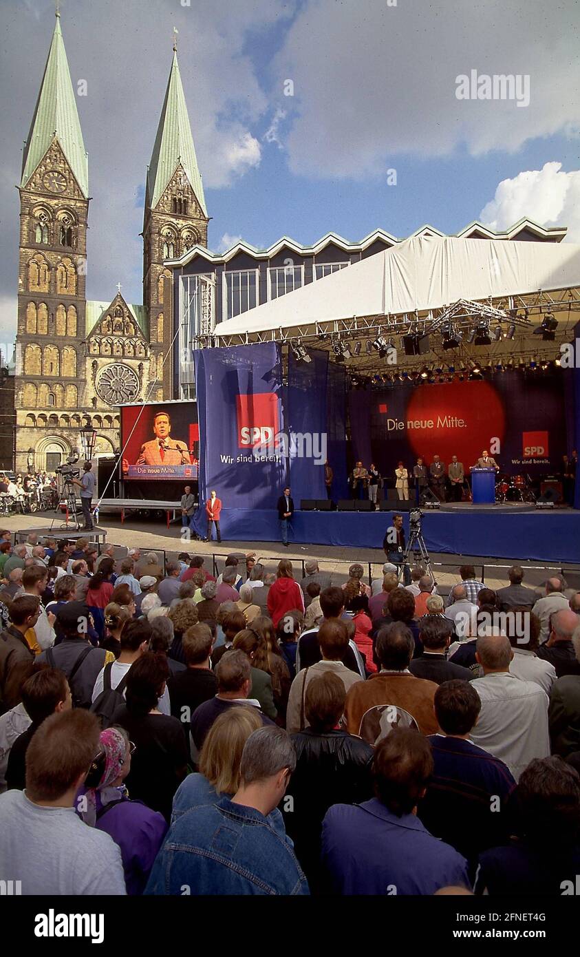 Campagne électorale du SPD au Bundestag: Le candidat du chancelier Gerhard Schröder sur la place du marché à Brême le 31 août 1998. [traduction automatique] Banque D'Images