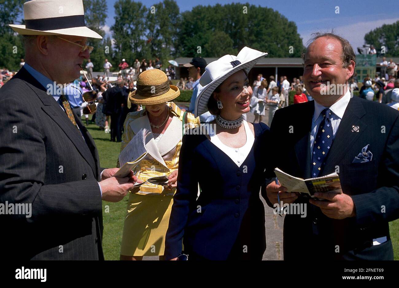 Spectateurs sur le circuit de pilotage de la course à cheval sur l'hippodrome de Hambourg-Horn. [traduction automatique] Banque D'Images