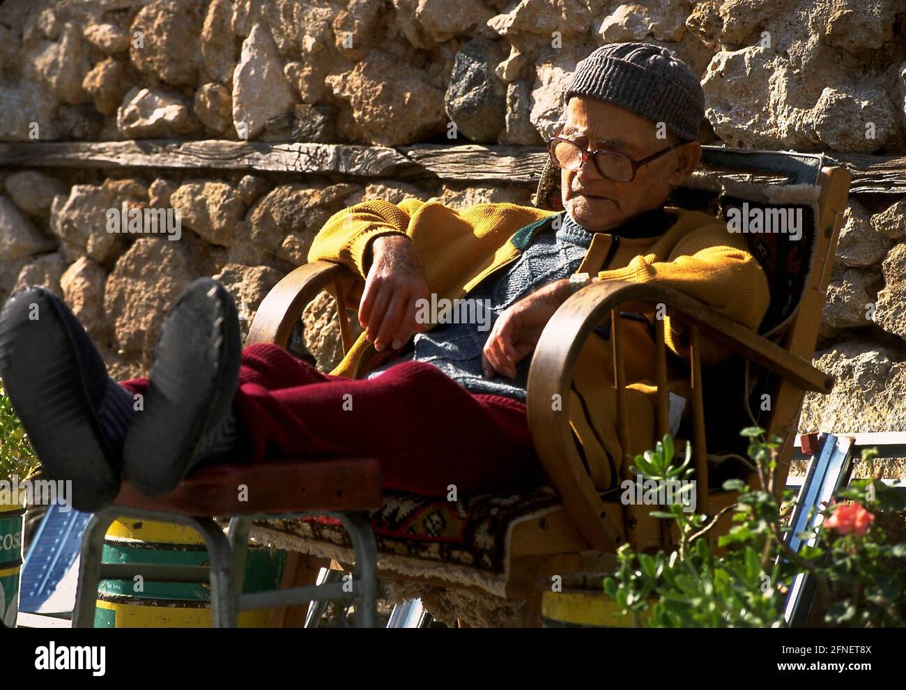 Un Vieux Turc Prend Une Sieste Au Soleil Traduction Automatique Photo Stock Alamy