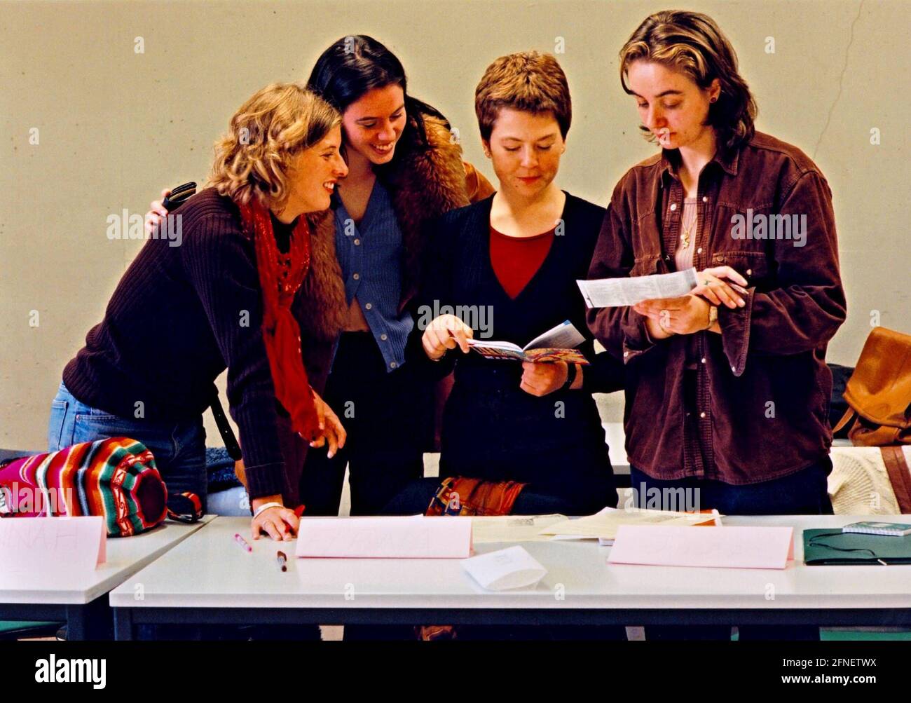 Freie Universität Berlin: Echanges Erasmus étudiants dans le laboratoire de langues/la bibliothèque des médias: Le cours "l'allemand comme langue étrangère" dirigé par Mme Gabriele Rechberger est conçu pour les étudiants Echanges ERASMUS pour les aider à faire leurs premiers pas dans leur nouvel environnement. Le cours comprend également des excursions dans la ville, où les passants doivent être interviewés. [traduction automatique] Banque D'Images