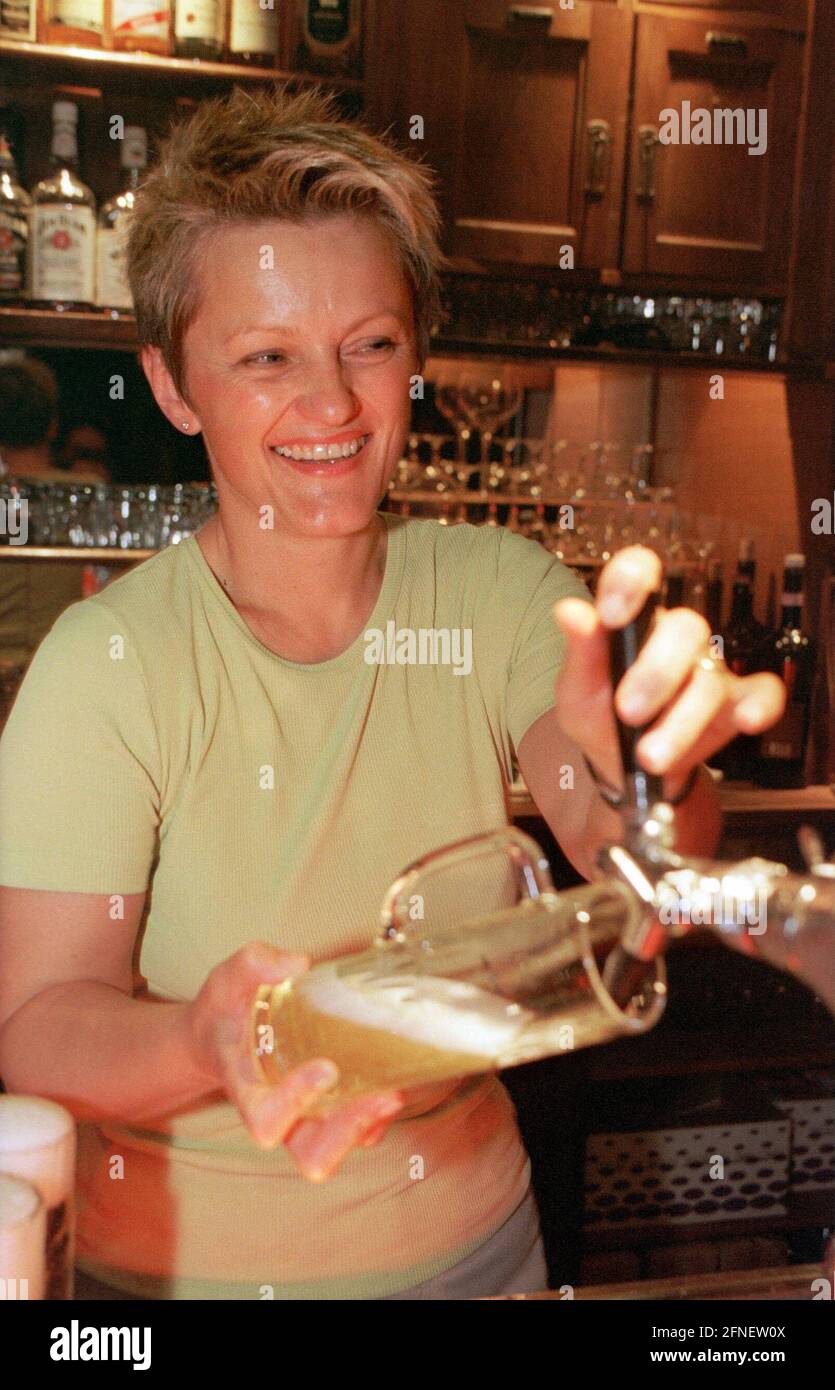 Renate Kuenast, première candidate de Bündnis 90/Die Grünen à l'élection de la Chambre des représentants de Berlin, tire 100 litres de bière gratuite lors de l'ouverture de la campagne de son parti à Kalkscheune à Berlin. [traduction automatique] Banque D'Images