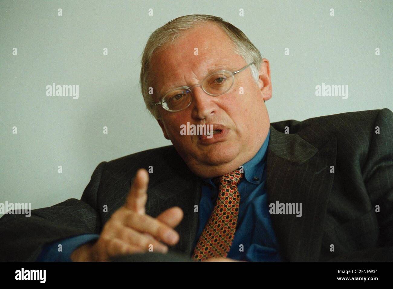 Günter Verheugen, SPD, ministre d'État au ministère fédéral des Affaires étrangères et futur commissaire de l'UE, lors d'une interview dans son bureau, le ministère fédéral des Affaires étrangères. [traduction automatique] Banque D'Images