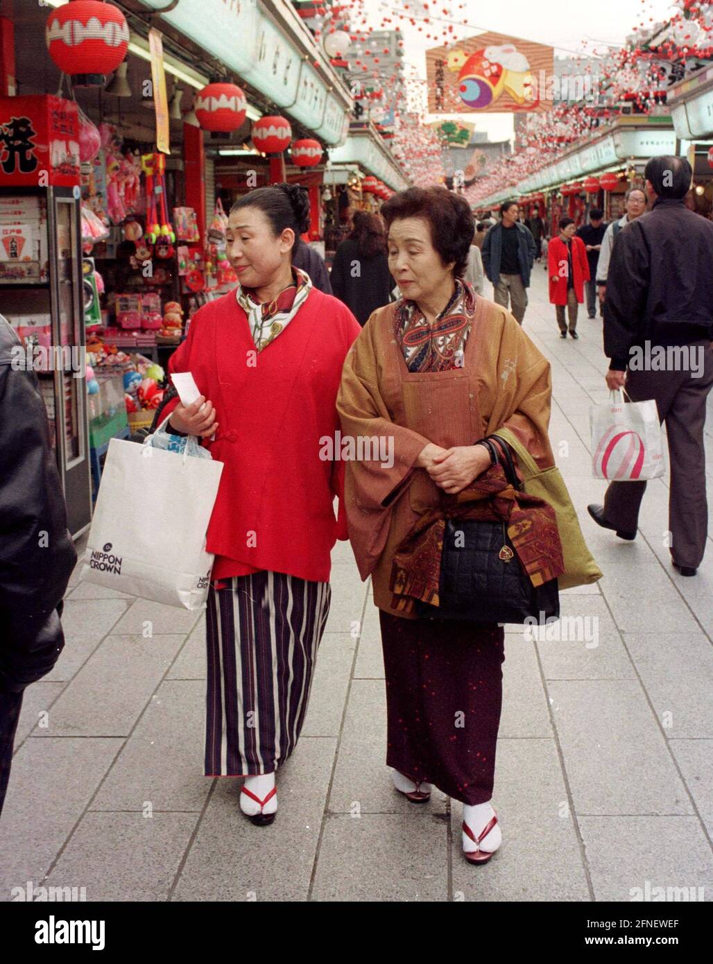 Deux femmes dans un kimono dans une zone piétonne du district d'Asakusa. [traduction automatique] Banque D'Images