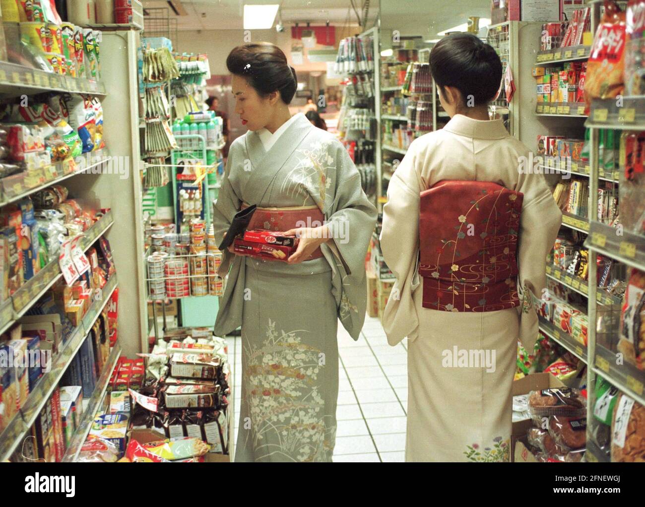 Deux femmes dans le kimono traditionnel shopping dans un supermarché. [traduction automatique] Banque D'Images