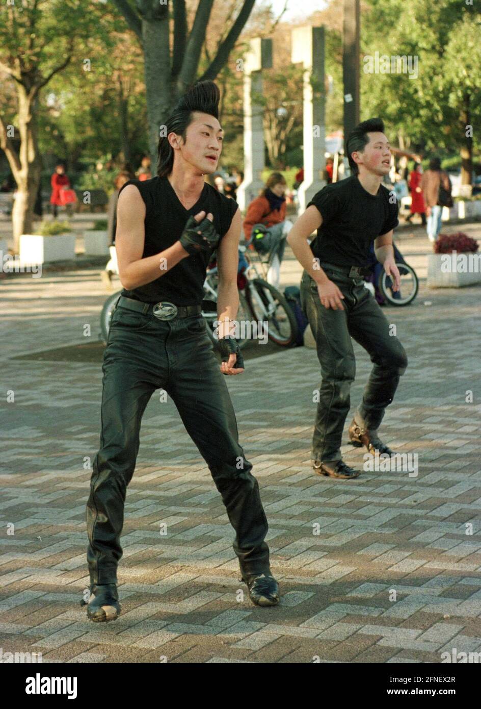 Dimanche au parc Yoyogi à Tokyo : danse japonaise Rock'n Roll. [traduction automatique] Banque D'Images