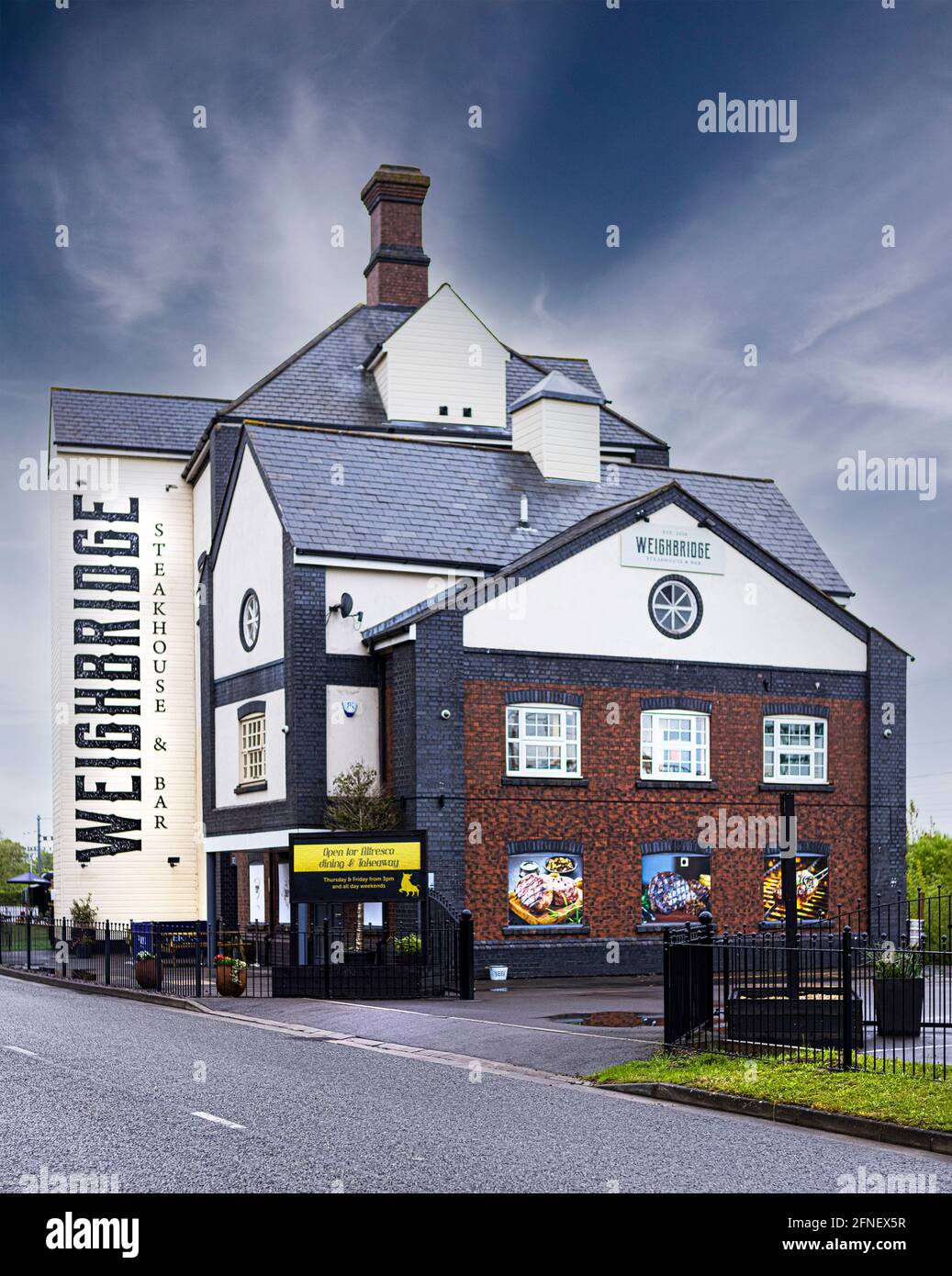 SWINDON, Royaume-Uni - 17 MAI 2021 : The Weighbridge Steakhouse and Bar à Swindon Banque D'Images