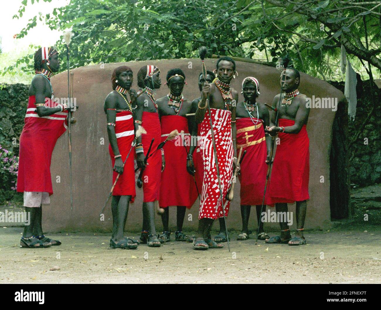 Les Maasai vivent dans les savanes du sud du Kenya. La photo montre un groupe de Maasai dans un village près du parc national d'Amboseli. [traduction automatique] Banque D'Images