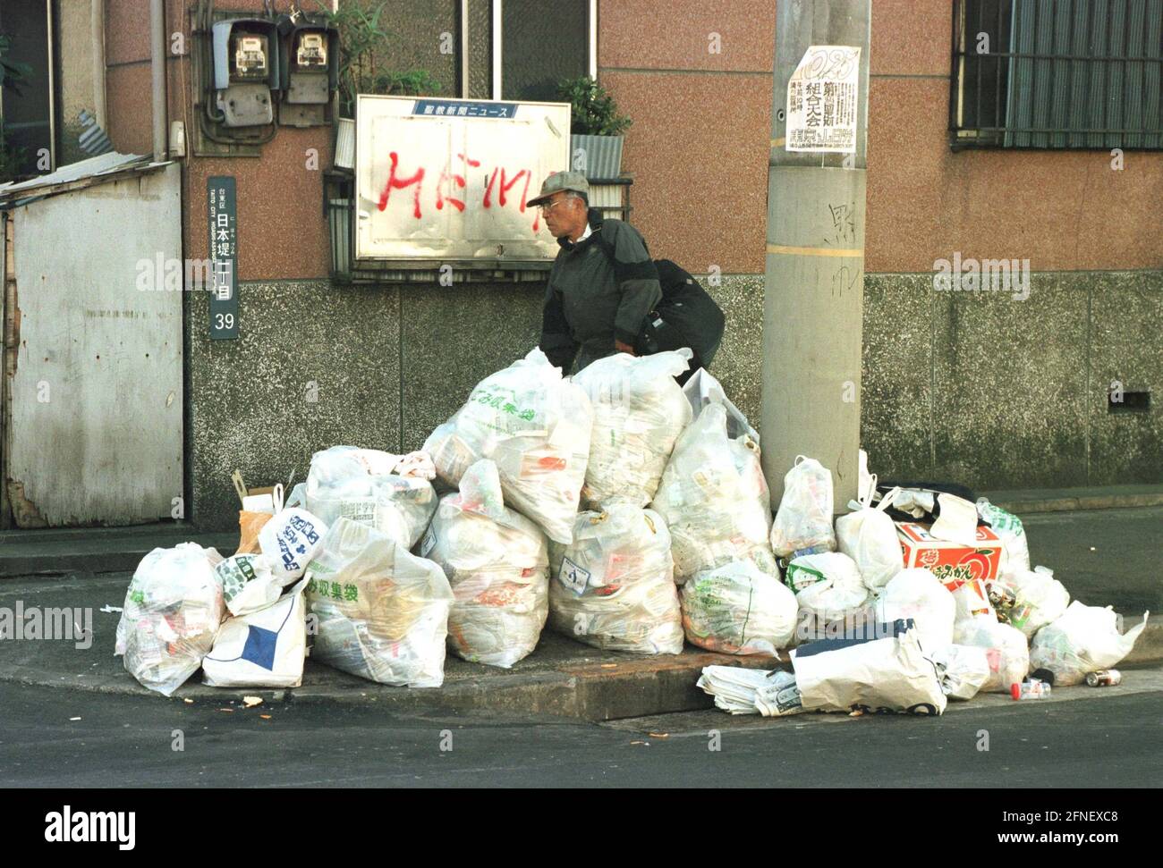 Une fois par semaine, les déchets ménagers sont éliminés. [traduction automatique] Banque D'Images