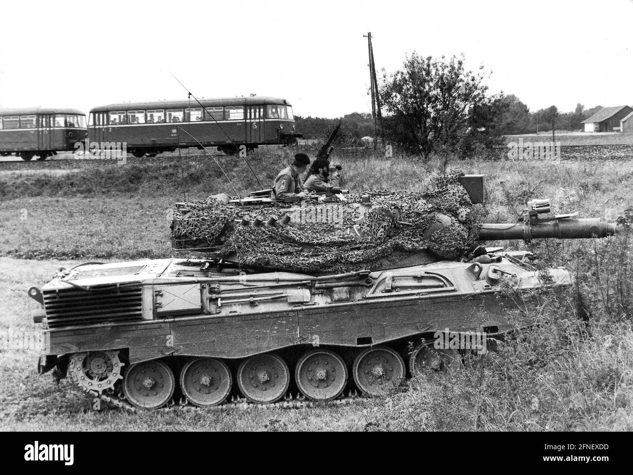 Un Leopard 1 est stationné sur la ligne de chemin de fer Straubing-Cham pendant la manœuvre de la "Große Rocade". Environ 20,000 véhicules militaires ont participé à la manœuvre. (photo non datée) [traduction automatique] Banque D'Images