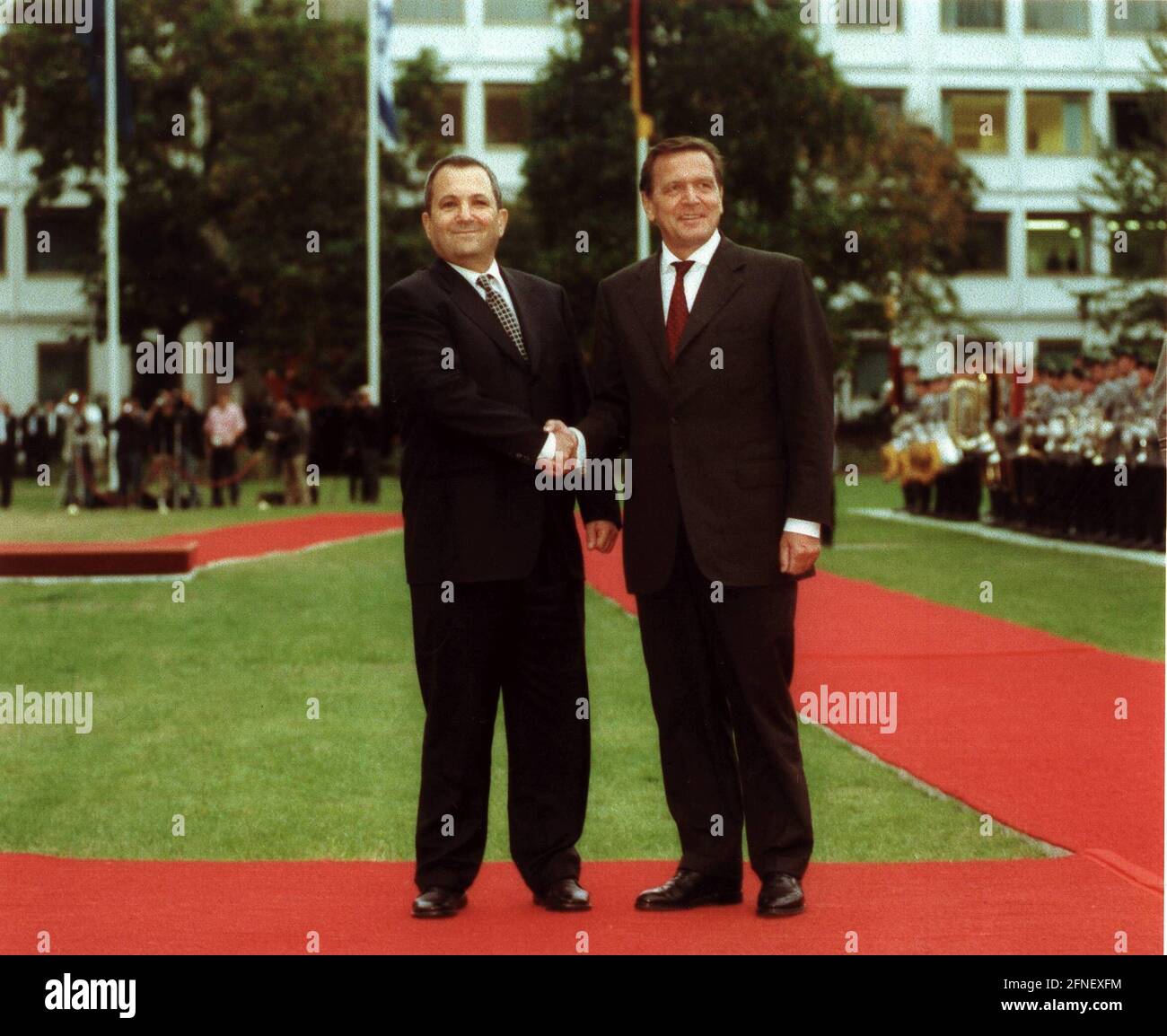 Le chancelier fédéral Gerhard Schröder (SPD) (à droite) reçoit le Premier ministre israélien Ehud Barak à Berlin. Photo: Alexander Völkel, No. D'image: 113M33/26 [traduction automatique] Banque D'Images