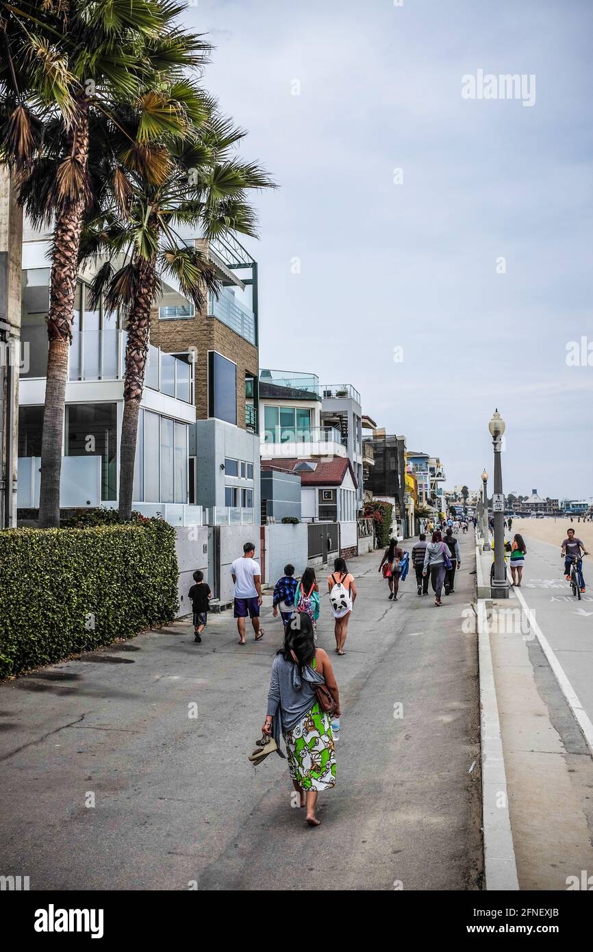 Touristes marchant sur une allée sur le front de mer à Pacific Park, Santa Monica, Los Angeles, Californie, États-Unis, États-Unis Banque D'Images