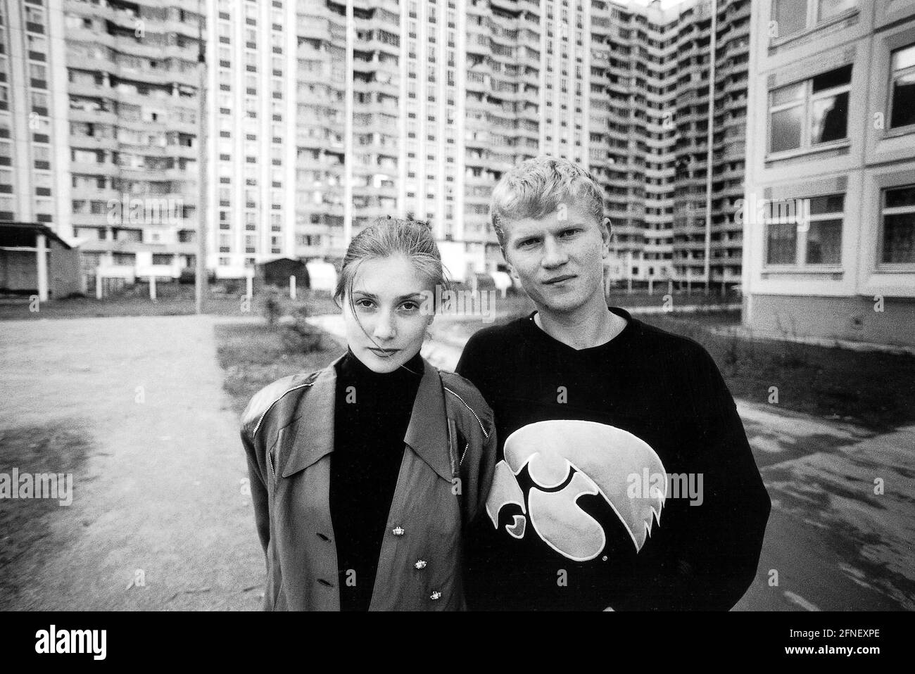 Un jeune couple dans une tour de logement dans une banlieue de Moscou. [traduction automatique] Banque D'Images