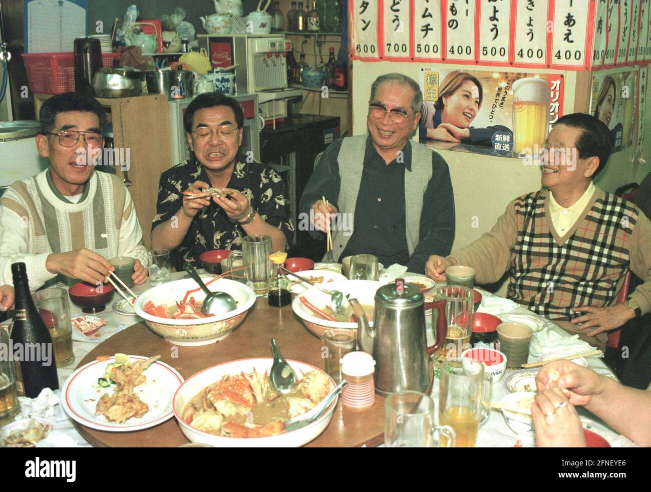 Les hommes mangent dans un restaurant de fruits de mer à Nara, Okinawa. [traduction automatique] Banque D'Images