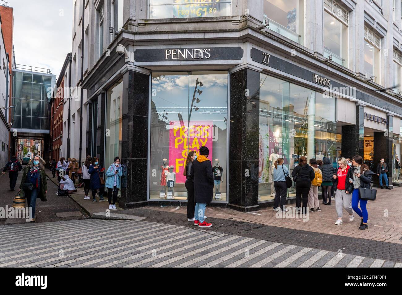 Cork, Irlande. 17 mai 2021. Les magasins de vêtements Penneys dans tout le pays ont rouvert leurs portes ce matin. La file d'attente devant le magasin Patrick Street, Cork, a commencé à 6h du matin. Crédit : AG News/Alay Live News Banque D'Images