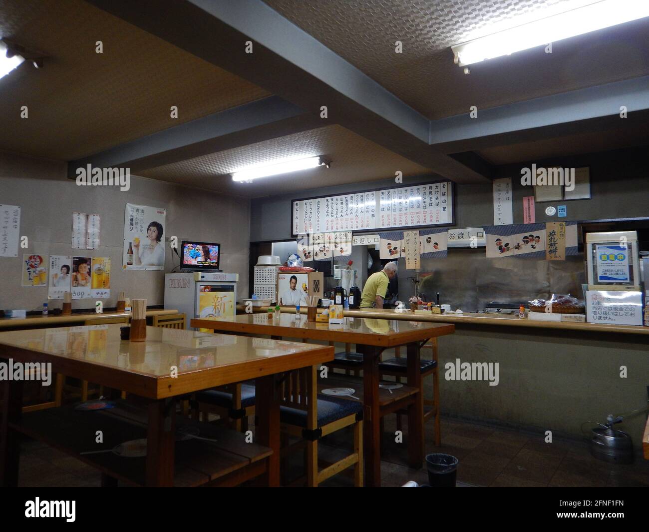 Le vieil homme prépare de la nourriture dans le restaurant de soupe japonais de Toykyo, au Japon Banque D'Images