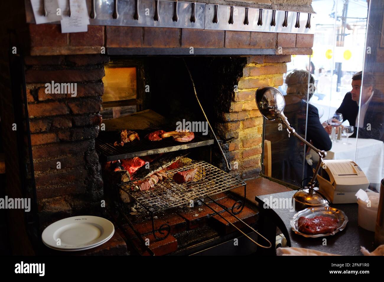 Viande grillée dans une cheminée barbecue ou un restaurant four à bois, à  Toulouse, haute-Garonne, Occitanie, Sud de la France Photo Stock - Alamy