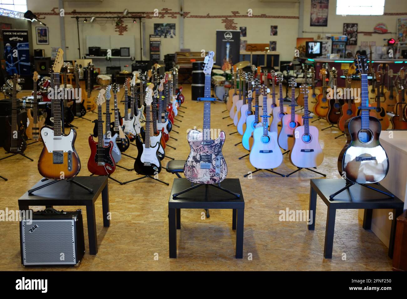 Une grande collection de guitares alignées dans un magasin de musique à  Toulouse, haute-Garonne, Occitanie, Sud de la France Photo Stock - Alamy