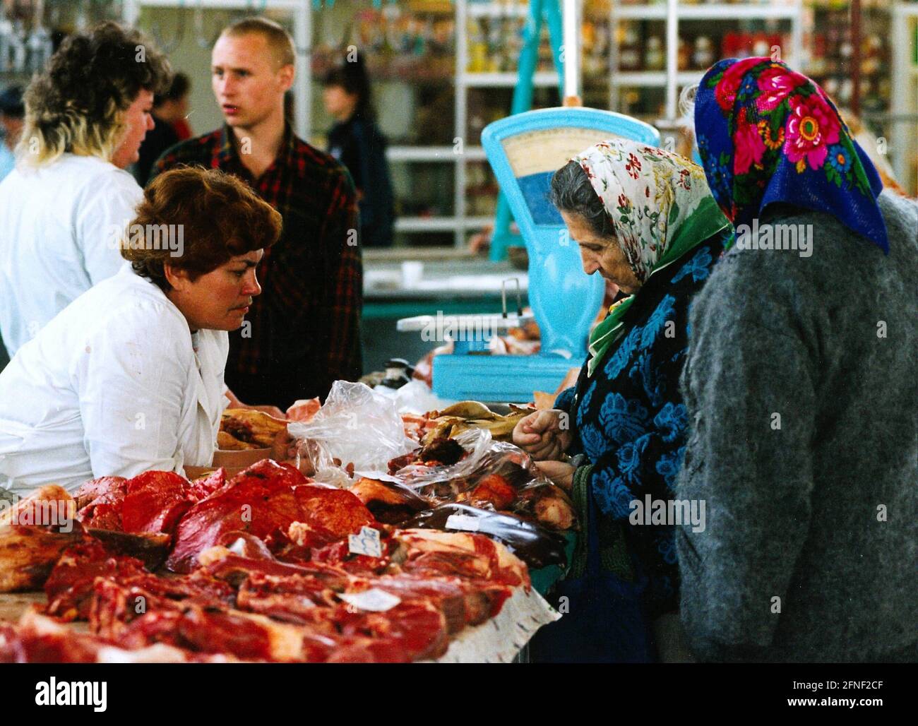 La gamme de produits offerts sur les marchés est bonne, comme on peut le voir ici dans un stand de viande, mais presque personne ne peut payer les prix horribles. [traduction automatique] Banque D'Images
