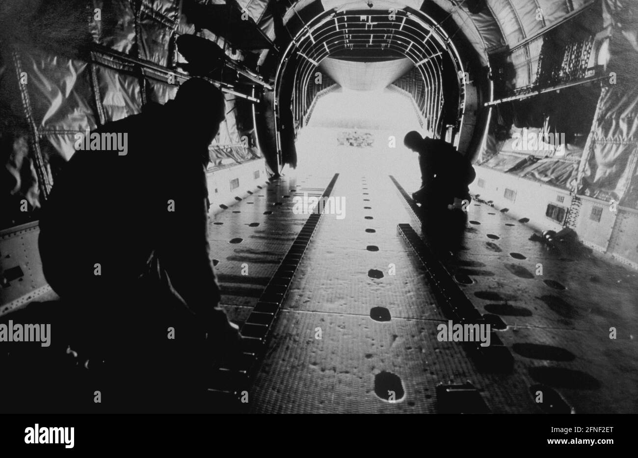 Vue de l'intérieur d'un C-160 Transall, l'avion de transport de l'armée de l'air allemande. Il est utilisé pour les parachutistes de chute ainsi que pour le transport de charges telles que les fournitures de décharge. [traduction automatique] Banque D'Images