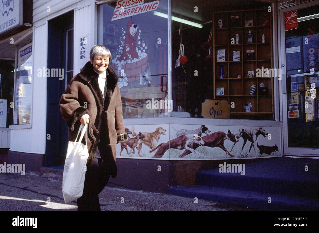 Elisabeth Mann Borgese devant un magasin de toilettage pour chiens. [traduction automatique] Banque D'Images