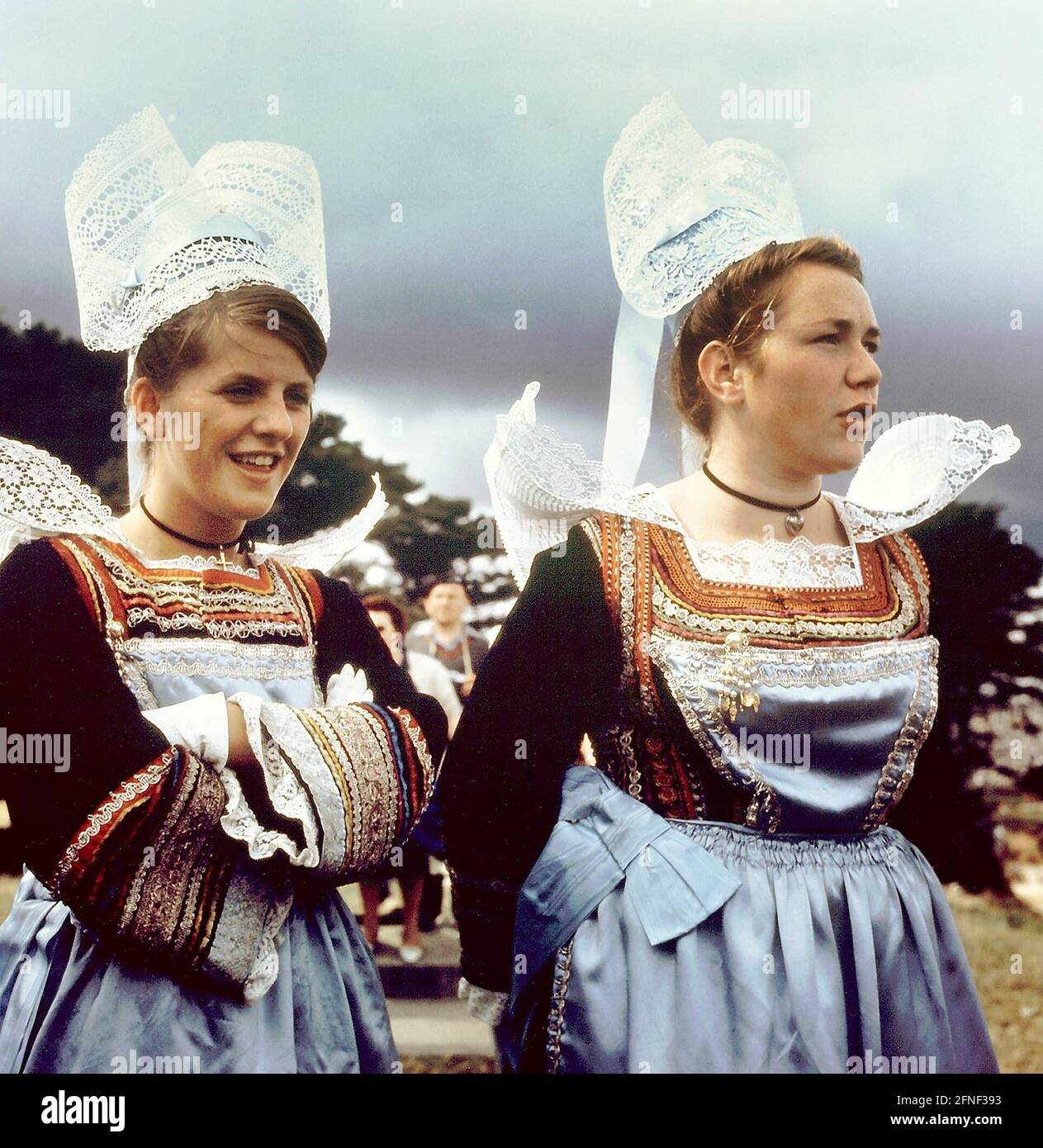 Women breton costume Banque de photographies et d'images à haute résolution  - Alamy