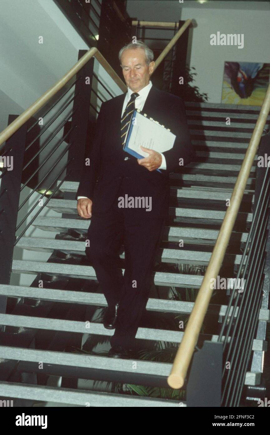 REINHARD MOHN (photo) se démettra de ses fonctions de président de la Stiftung Bertelsmann et de sa société de gestion dès le 1er octobre 2001. Il sera remplacé par le membre du conseil d'administration Gunter Thielen. Le changement annoncé ne devait pas avoir lieu avant l'été 2002. Mais Mohn veut conserver sa force maintenant. Mais il dit: «J'ai encore beaucoup de plans pour la Fondation Bertelsmann. C [traduction automatique] Banque D'Images