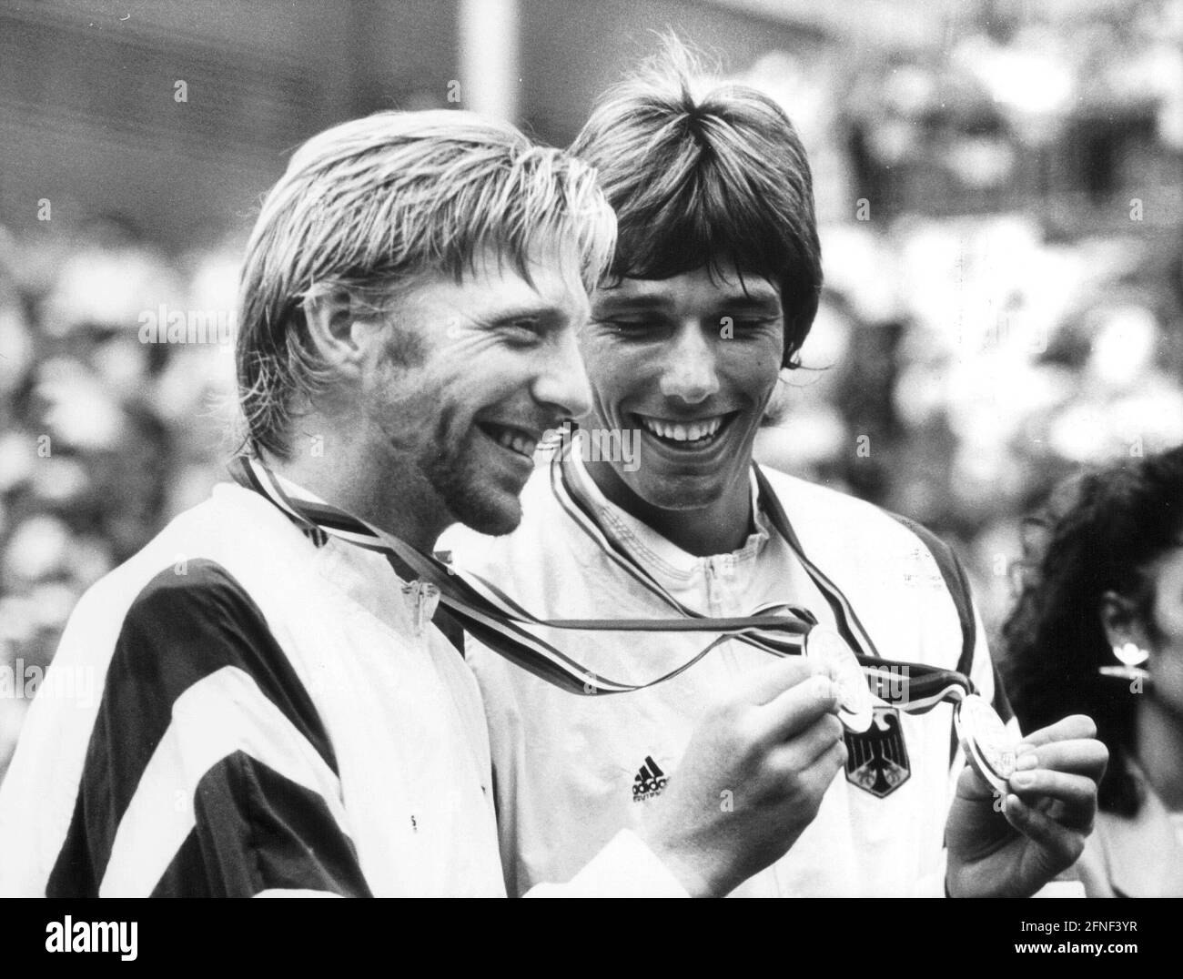 Les joueurs de tennis allemands Boris Becker (l) et Michael Stich se réjouissent de leur médaille d'or dans les doubles hommes aux Jeux Olympiques de Barcelone en 1992. [traduction automatique] Banque D'Images