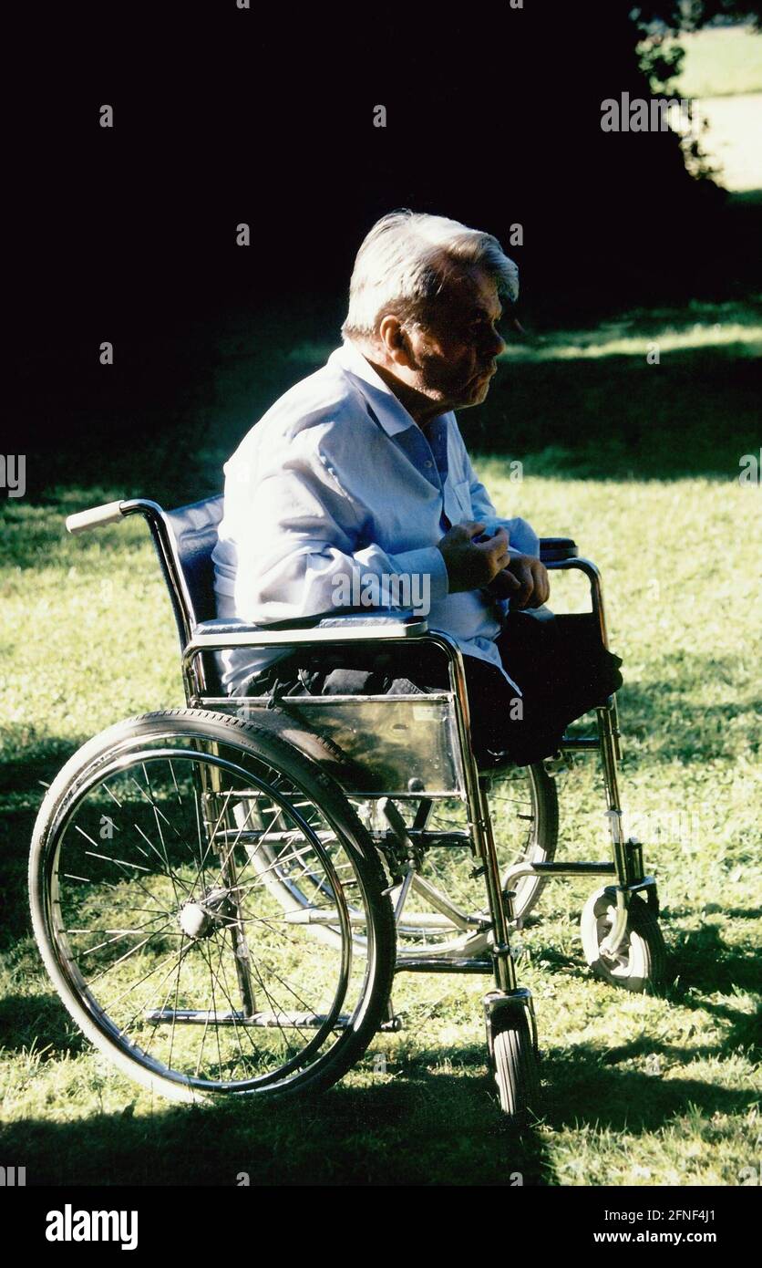 Un amputé de jambe bilatéral en fauteuil roulant. [traduction automatique]  Photo Stock - Alamy