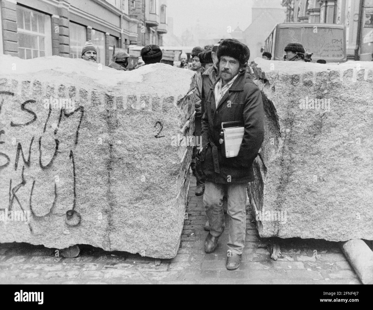 Une barricade de blocs de pierre est érigée devant le Parlement letton à Riga pour protéger contre une éventuelle occupation par les troupes soviétiques. [traduction automatique] Banque D'Images