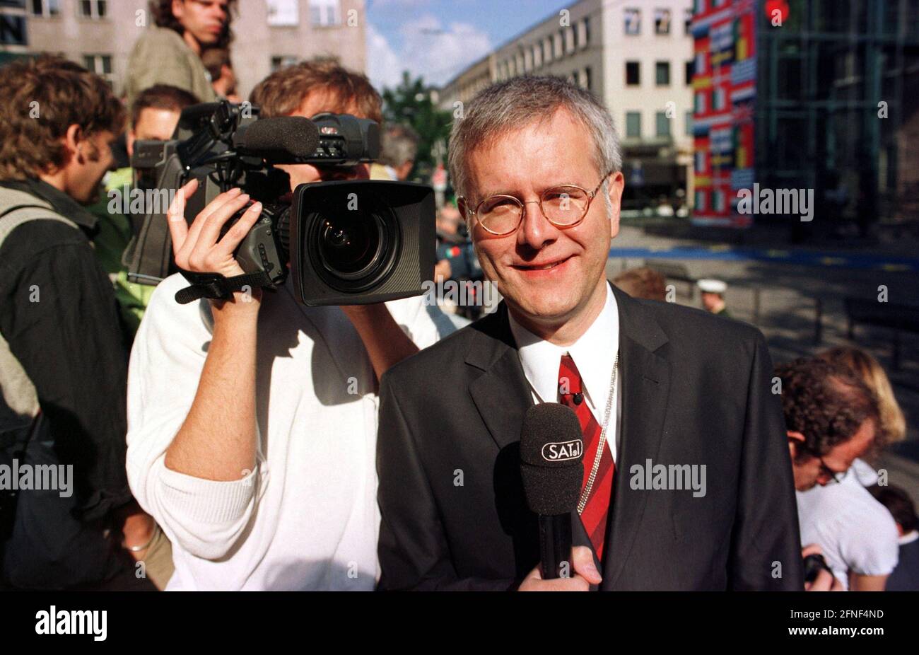 Harald Schmidt, reporter au sommet de l'UE pour SAT1, lors de la réunion du Conseil de l'UE à Cologne. [traduction automatique] Banque D'Images