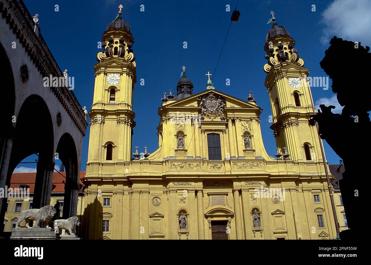 Theatinerkirche St. Kajetan, l'église de la cour de l'Odeonsplatz à Munich, se caractérise par ses dômes jaunes ocre et ses tours de volute baroques. Pose de la pierre de fondation: 1663.n n [traduction automatique] Banque D'Images