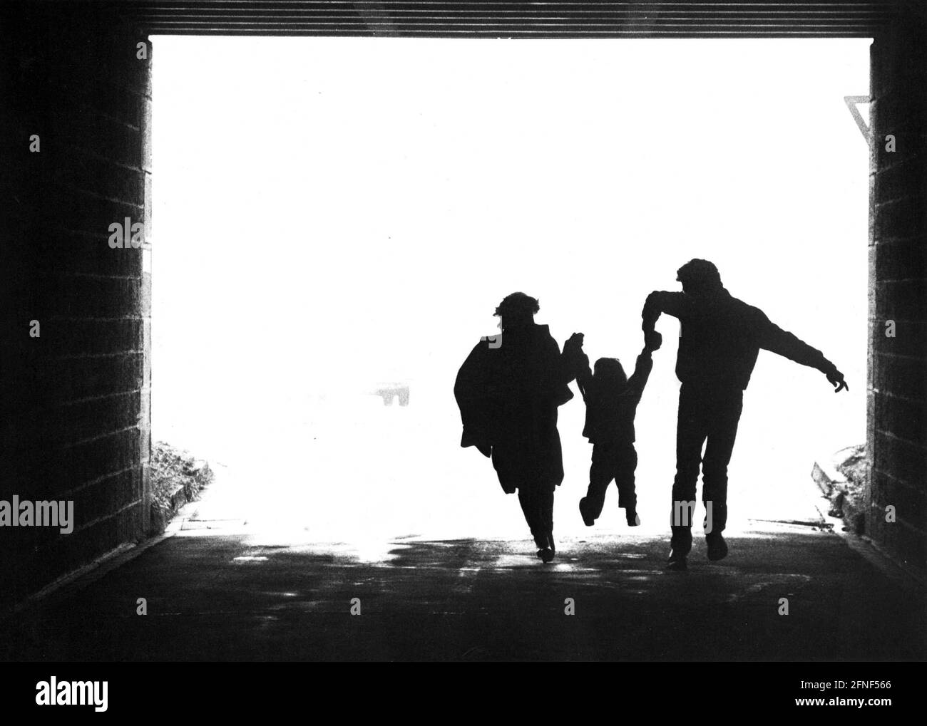 Prise de vue en contre-jour d'une petite famille. [traduction automatique] Banque D'Images