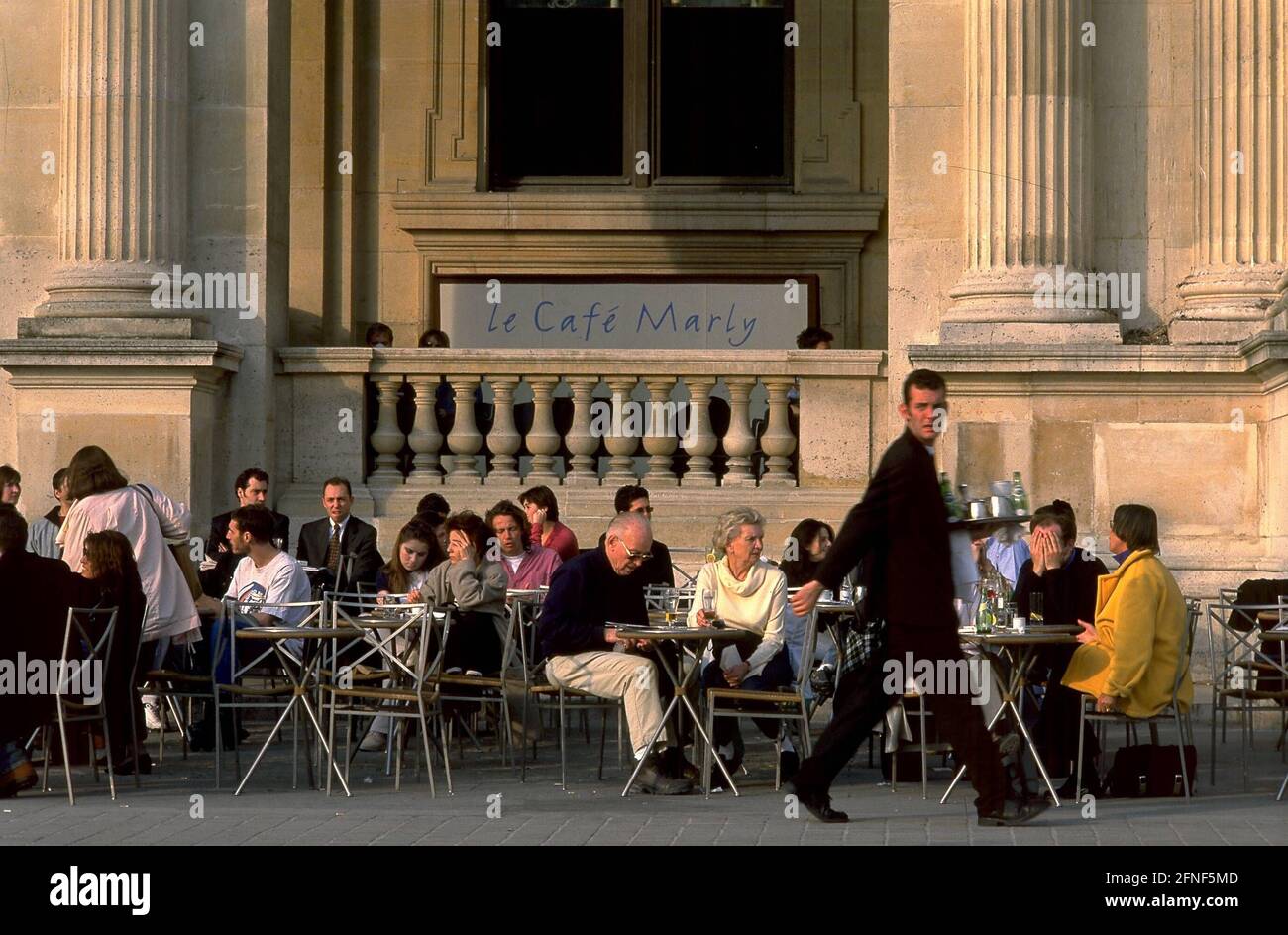 Scène dans la rue café 'le café Marly' à Paris. [traduction automatique]  Photo Stock - Alamy