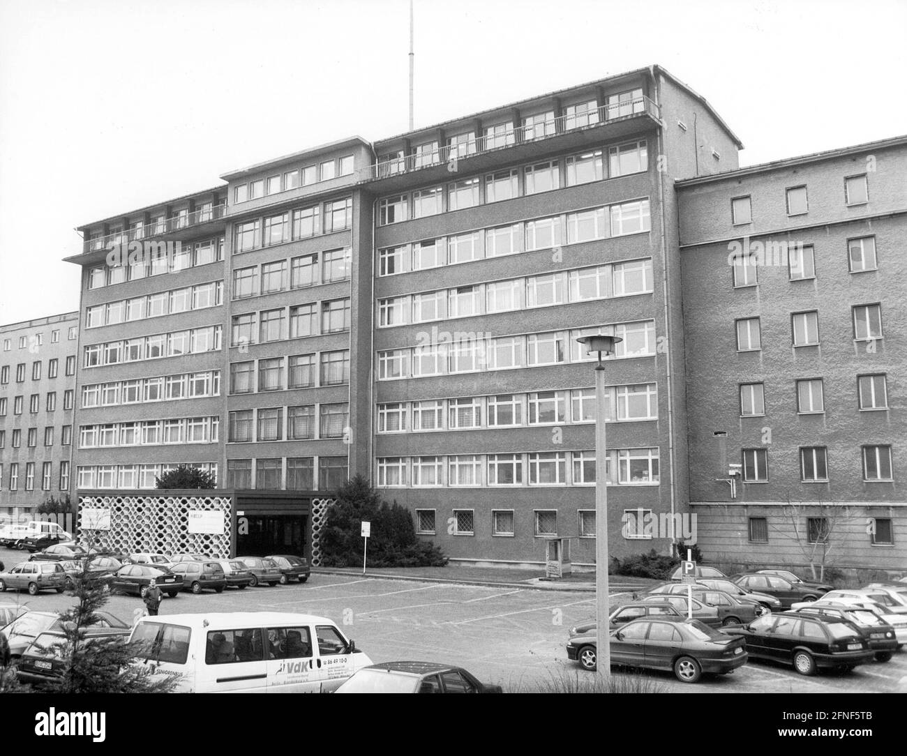 'Bâtiment du siège du Ministère de la sécurité d'Etat à Normannenstraße. Erich Mielke, chef du ministère de la sécurité de l'État (MFS) jusqu'en 1989, a eu son étude ici. Depuis 1990, le sinistre héritage de la Stasi est administré par l'« Autorité Gauck » sous la direction de Joachim Gauck, Commissaire fédéral aux archives de la Stasi. [traduction automatique]' Banque D'Images