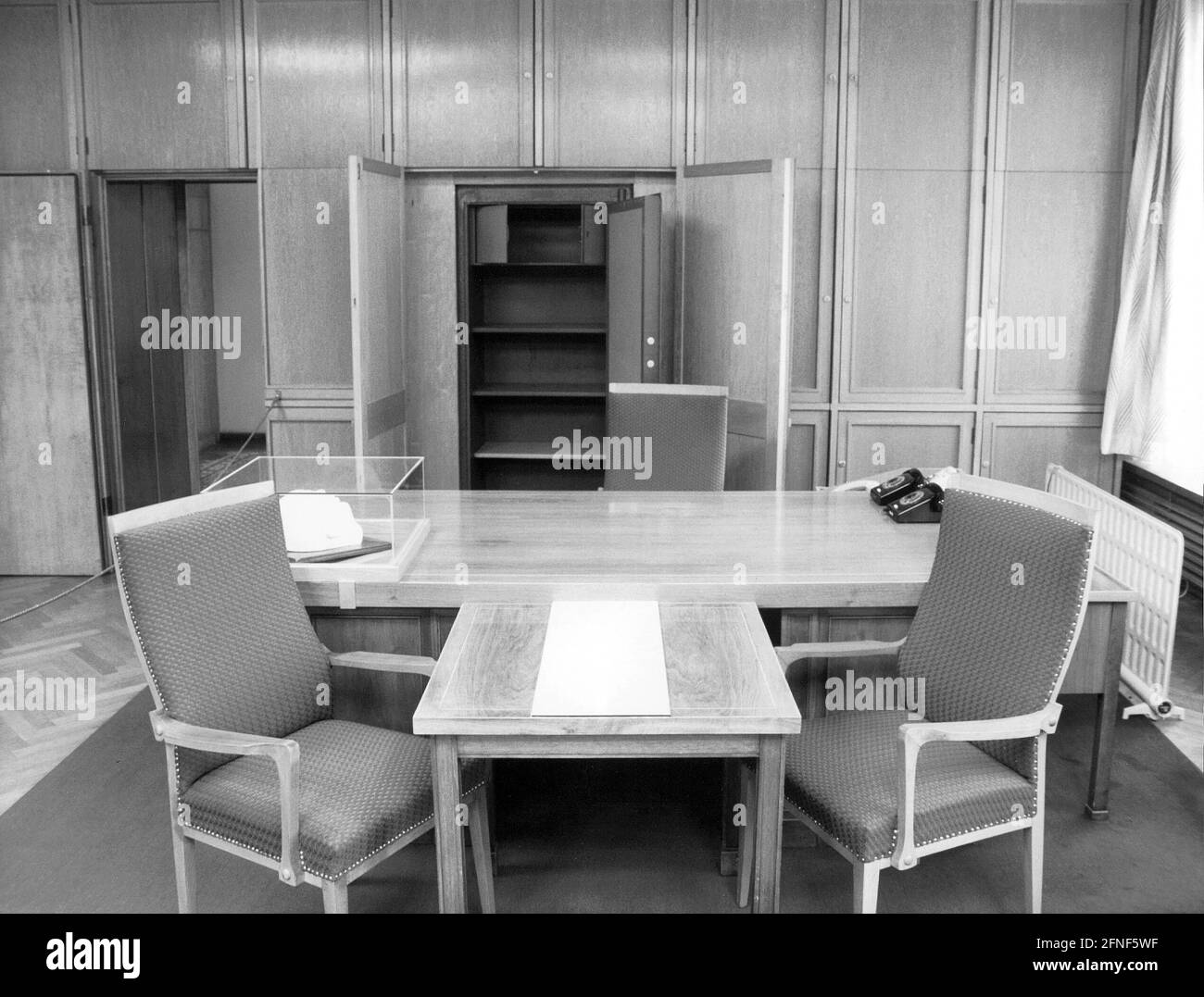 "Vue sur l'étude d'Erich Mielke, chef du Ministère de la sécurité de l'Etat (MFS) jusqu'en 1989, dans le bâtiment du siège du Ministère de la sécurité de l'Etat à Normannenstraße à Berlin-Lichtenberg. Depuis 1990, l'héritage sinistre de la Stasi est administré par l'« Autorité Gauck » sous la direction de Joachim Gauck, Commissaire fédéral pour Stasi Records. [traduction automatique]' Banque D'Images