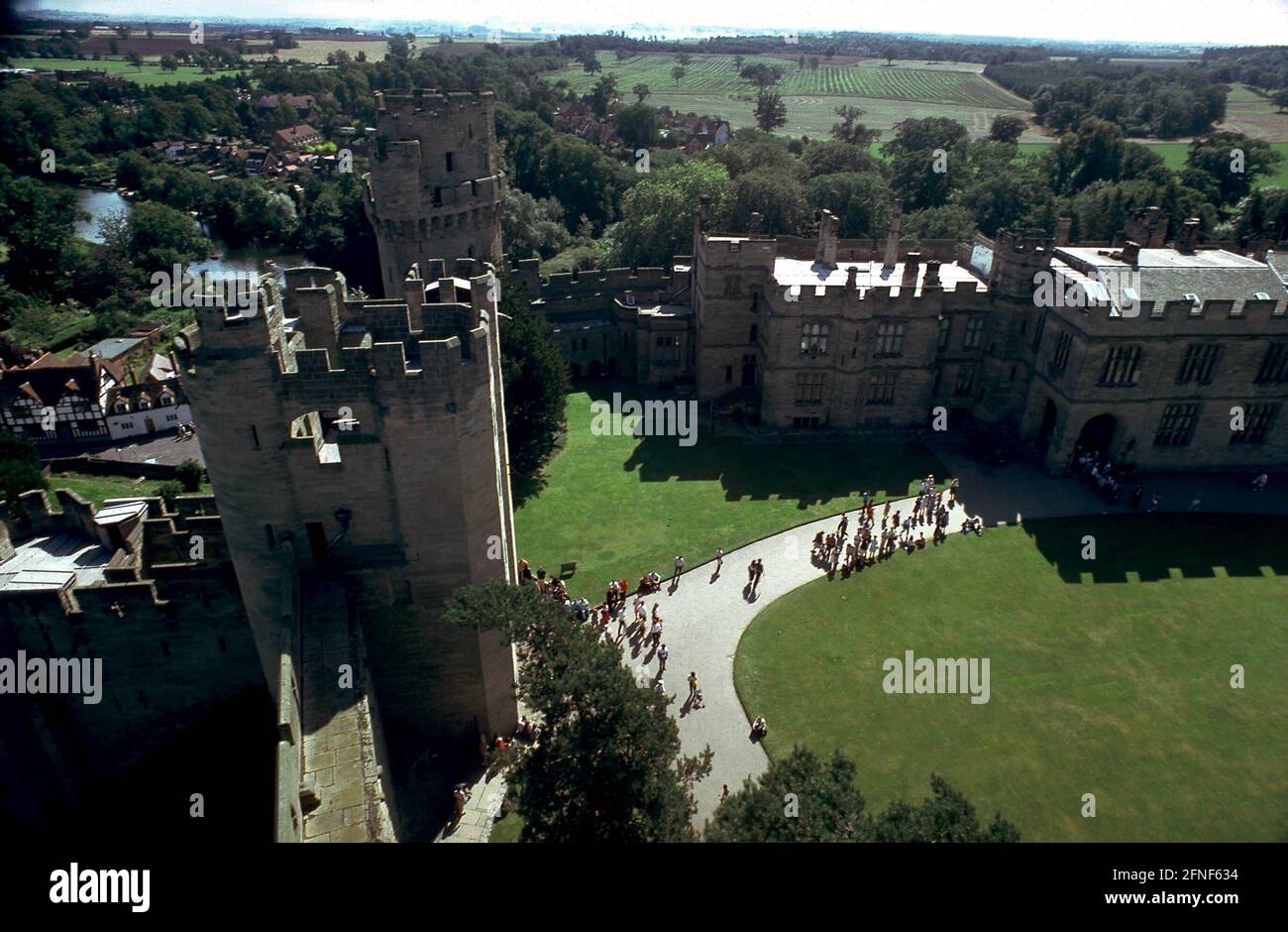 Vue sur le château de Warwick sur l'Avon près de Stratford dans le Warwickshire, Angleterre. [traduction automatique] Banque D'Images