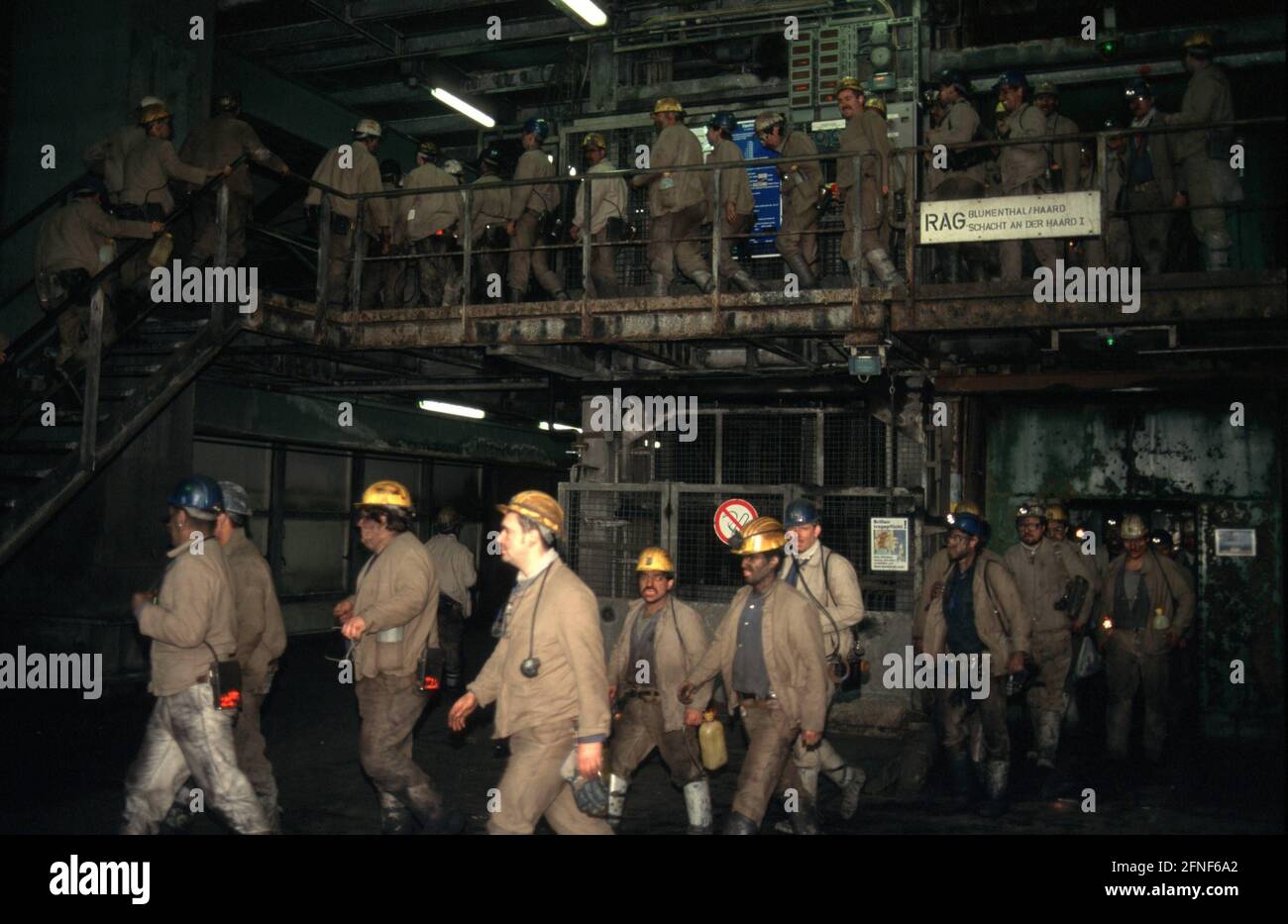 Les mineurs changent de quart de travail dans la collierie Blumenthal/Haard dans le Haard 1 tige de Ruhrkohle AG.n [traduction automatique] Banque D'Images