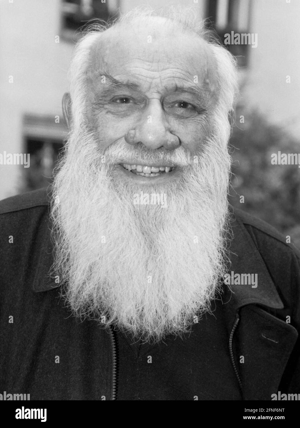 L'écrivain de renommée internationale Lev Kopelev a consacré le travail de sa vie à réconcilier les gens. Né à Kiev le 9 avril, il vit maintenant à Cologne. Cet homme de 82 ans est titulaire d'un doctorat honorifique de l'Université de Cologne et a reçu le Prix de la paix du Commerce allemand du livre en 1981. Cette photo a été prise en octobre 1994. [traduction automatique] Banque D'Images