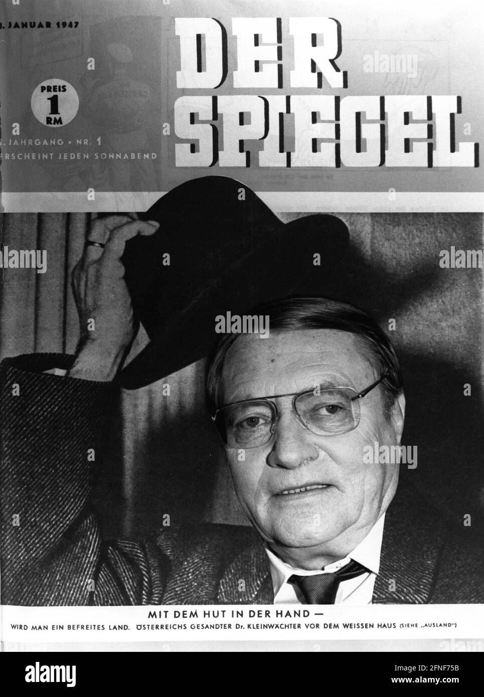 "L'éditeur du magazine d'informations de Hambourg 'Der Spiegel', Rudolf Augstein, est décédé le 7 novembre 2002 à l'âge de 79 ans à la suite d'une pneumonie. Notre photomontage montre Rudolf Augstein devant la première édition de 'Spiegel' le 4 janvier 1947. [traduction automatique]' Banque D'Images
