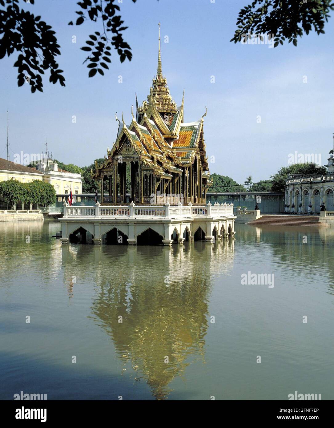 'Pavillon ''Aisa-wan-Thi-Phya-at'' au milieu d'un lac dans le parc du palais royal dans la plaine centrale au nord de Bangkok. [traduction automatique]' Banque D'Images