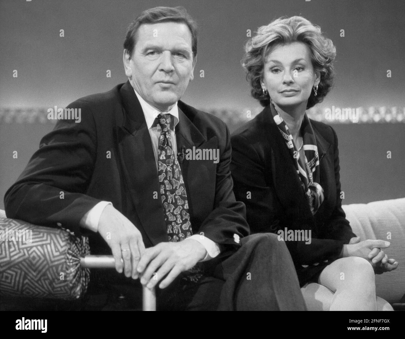 Gerhard Schröder avec sa femme Hiltrud chez 'Wetten,dass...' à Duisburg, 1995 [traduction automatique] Banque D'Images