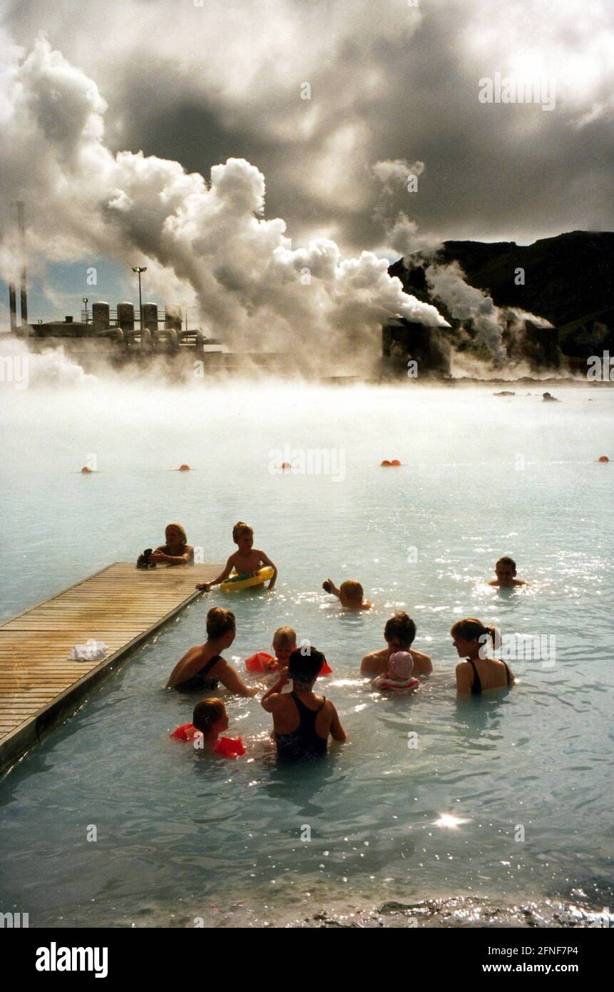 Le 'Blue Lagoon' près de la centrale géothermique de Svartsengi. Les sources d'eau salée à 240 degrés de cette zone à haute température fournissent non seulement de la chaleur, mais aussi une occasion de nager pour les habitants et les touristes dans cette piscine bleu laiteux. [traduction automatique] Banque D'Images