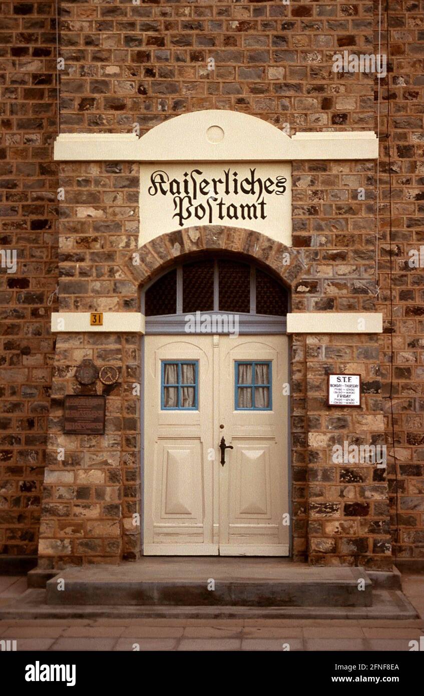 Entrée du bureau de poste impérial de Lüderitz. La ville porte le nom du marchand de Brême Adolf Lüderitz, qui a créé un poste commercial ici en 1883. [traduction automatique] Banque D'Images