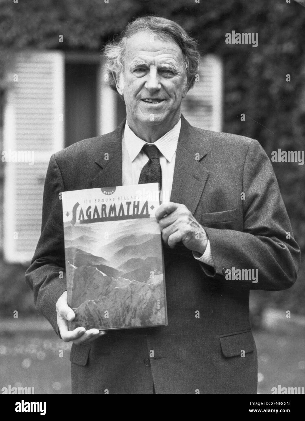 Edmund Hillary, la première personne à grimper sur l'Everest, présente à Munich un livre sur le plus haut parc national, Sagarmatha. Le produit de la vente des livres sera versé à la confiance de l'Himalaya, fondée par Hillary, qui finance la reconstruction du monastère de Thyangboche, détruit par le feu en 1989. [traduction automatique] Banque D'Images