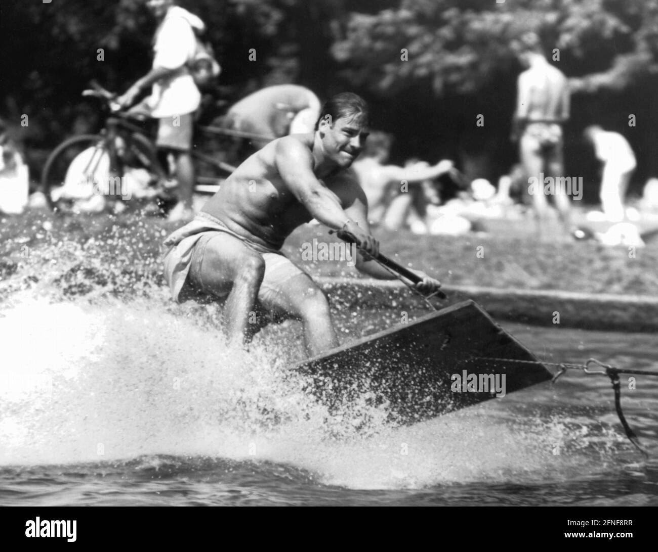 Date de la photo: Août 1994 Surfers dans l'Eisbach au passage inférieur de Prinzregenstraße à Munich. [traduction automatique] Banque D'Images