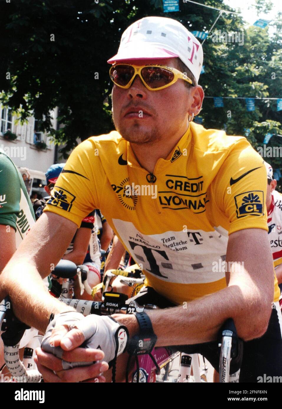 Jan Ullrich en jersey jaune au Tour de France. [traduction automatique]  Photo Stock - Alamy